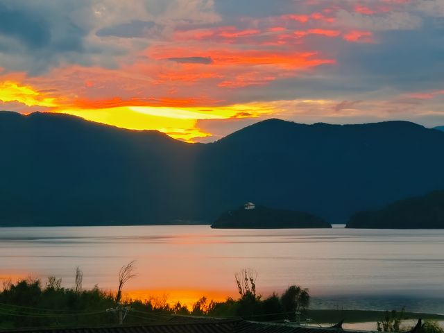 景點地址：汀小島度假酒店坐落於瀘沽湖景區蒗放村，是一家湖景高端度假酒店。酒店依山而建，設計獨特，擁。