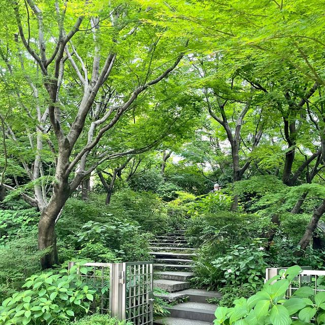 【東京】ビルの合間の息抜き、毛利庭園散策