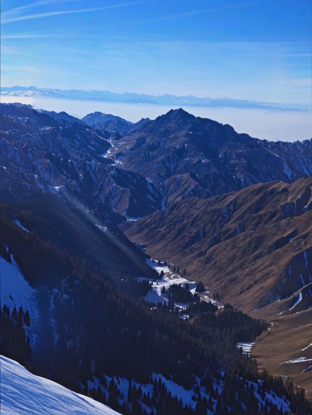 冬天的天山天池啊，可真是個讓人又愛又恨的美景！