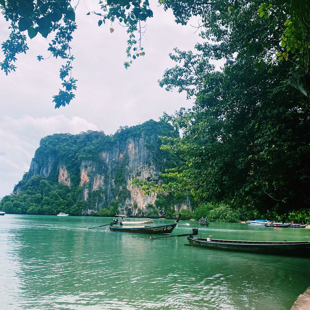 タイの秘境。石灰岩の断崖が素晴らしい絶景を楽しめるライレイビーチ