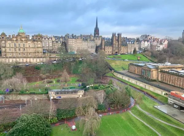 Edinburgh Christmas Markets: A Family-Friendly Travel Plan