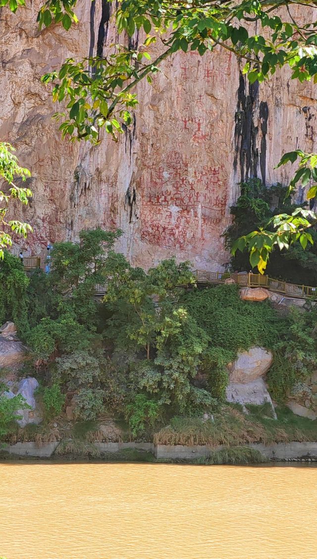 廣西崇左花山岩畫|廣西唯一世界遺產岩畫