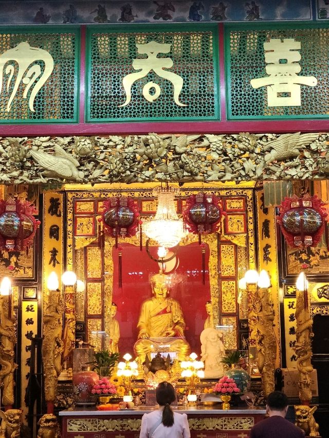 Exploring Tai Hong Kong Shrine in Bangkok China Town