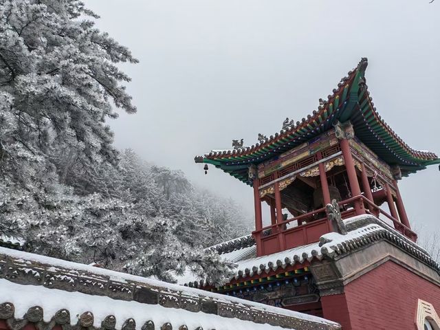 北岳恒山遇初雪人間仙境。