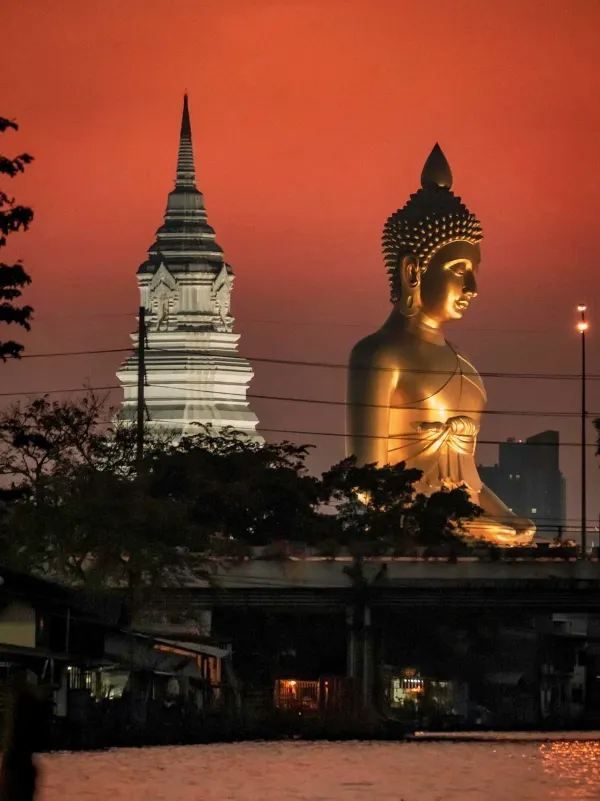 Explore Bangkok with a Chao Phraya River Cruise and Wat Arun Photoshoot