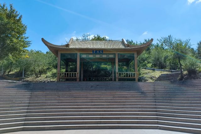 城市環山而踞，形成「城中山」的公園。