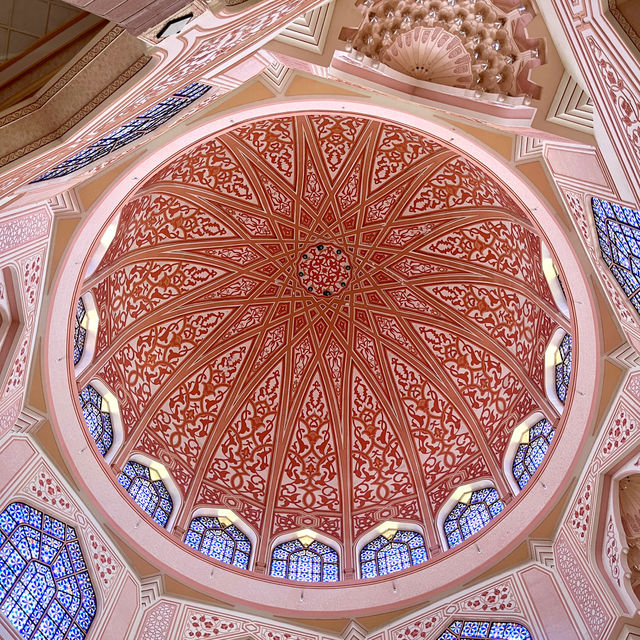 😍 The stunning pink mosque in Kuala Lumpur 🌸