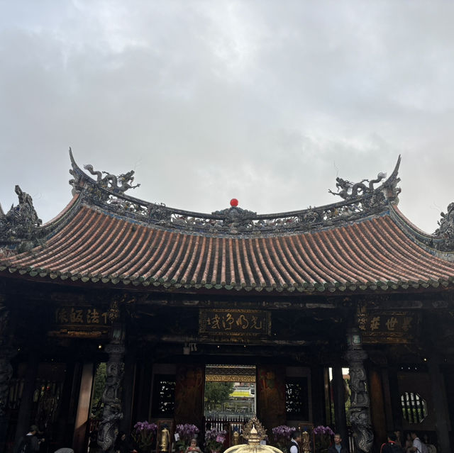 龍山寺遊記：古剎禪韻中的信仰之光