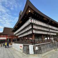 Vibrant Yasaka Shrine: Kyoto's Iconic Landmark