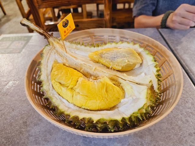 A durian encounter at Jalan Alor, Dunian Durian