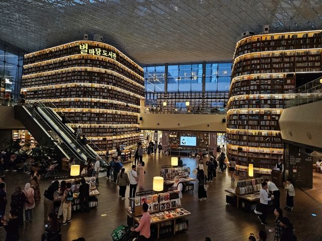 The magnificient Starfield Library at COEX