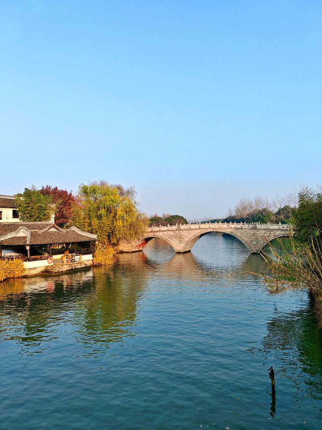 沙家浜．水鄉景中悟烽火，蘆葦蕩裡品傳奇。