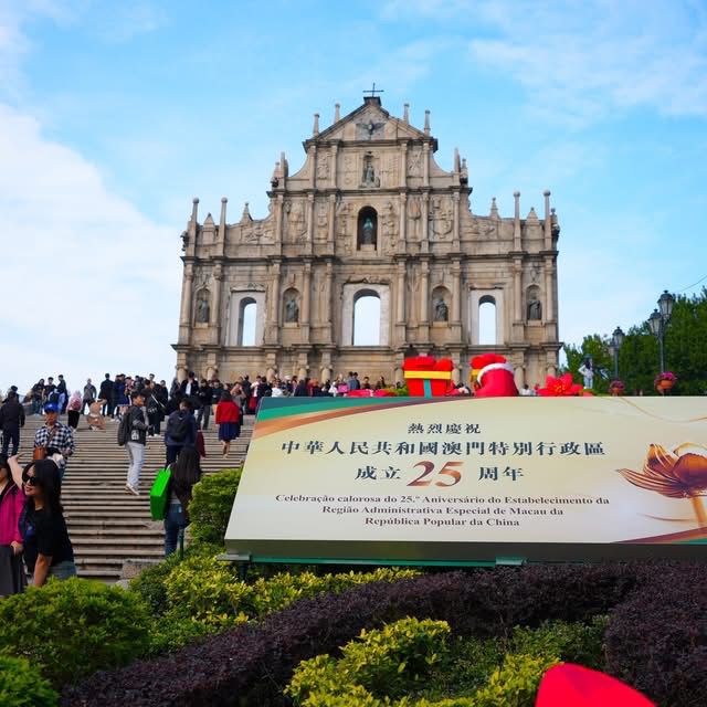 Macao Sets up Decorations to Celebrate 25th Anniversary