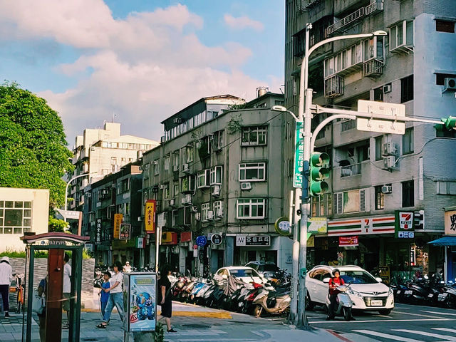 A Solo Journey into Knowledge at Taipei Public Main Library