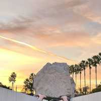 洛杉磯日落觀賞點：LACMA 的 Levitated Mass