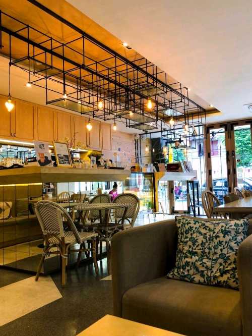 Alice Cafe - Issara Hostel by D Hostel