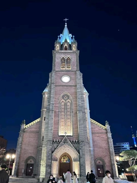 Myeongdong Cathedral Covered with Blossoms🌸