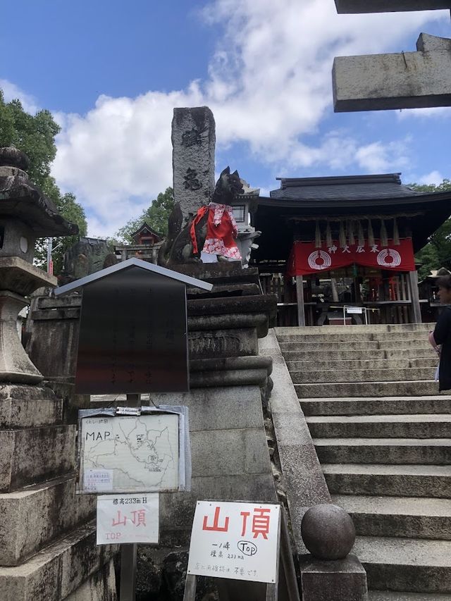 伏見稻荷大社全攻略：千本鳥居拍出夢幻美照，必買伴手禮帶回滿滿福氣！