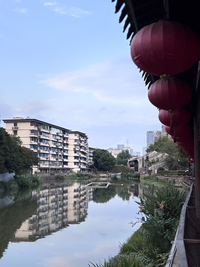 穿越百年的街市——南塘老街屬寧波八大歷史街區之一。