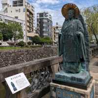 長崎の眼鏡橋の【♡石】中々、見つけられずに、幼稚園児の遠足の後に付いて行って発見！。