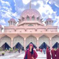 😍 The stunning pink mosque in Kuala Lumpur 🌸