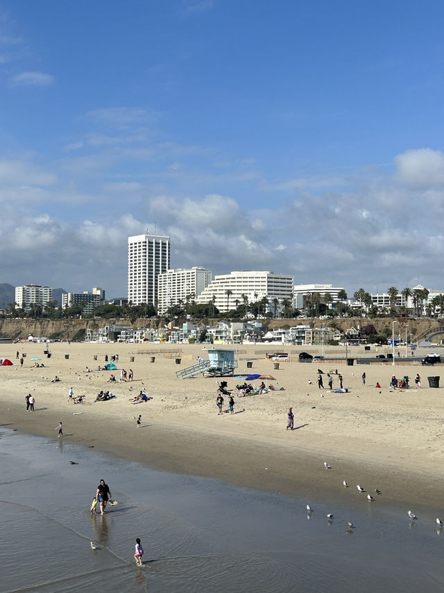 เที่ยว Santa Monica Pier ชายหาดอันโด่งดังของ LA