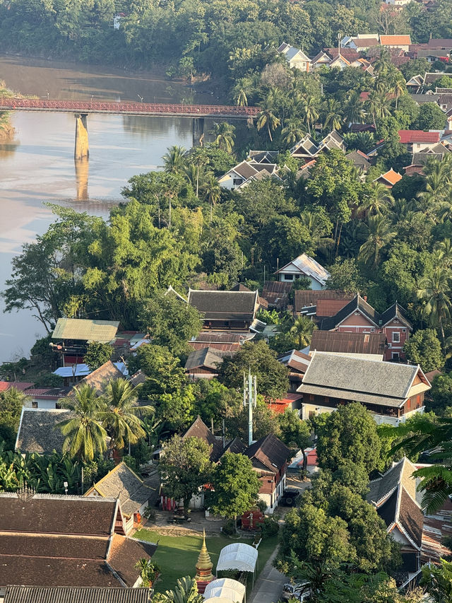 พระธาตุพูสี | หลวงพระบาง 🏘️⛰️🌳✨