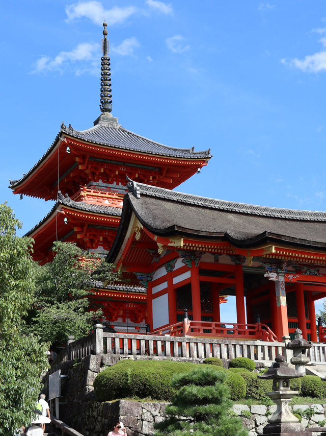 The Timeless Charm of Kiyomizu-dera: Kyoto’s Hilltop Sanctuary