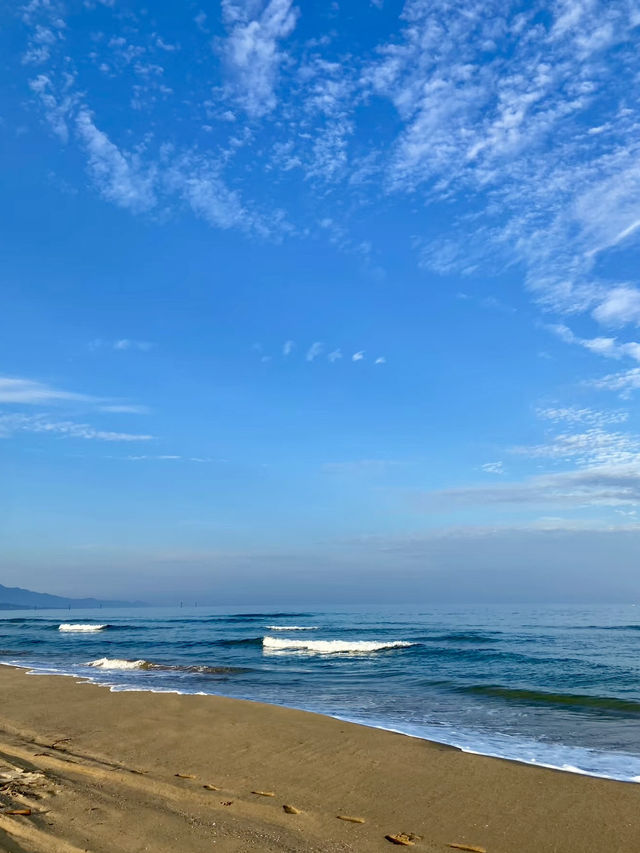 海風輕拂：福隆的晨曦與海浪