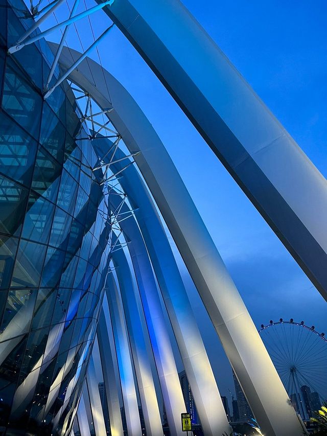 4.The most romantic places for free date in Singapore ( Late evening @ Marina Barrage )