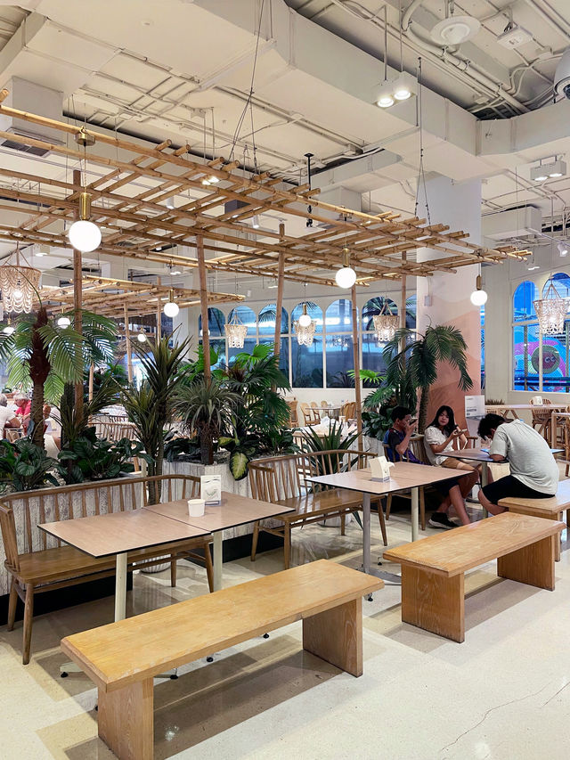 Nature-inspired shopping mall in Chaweng