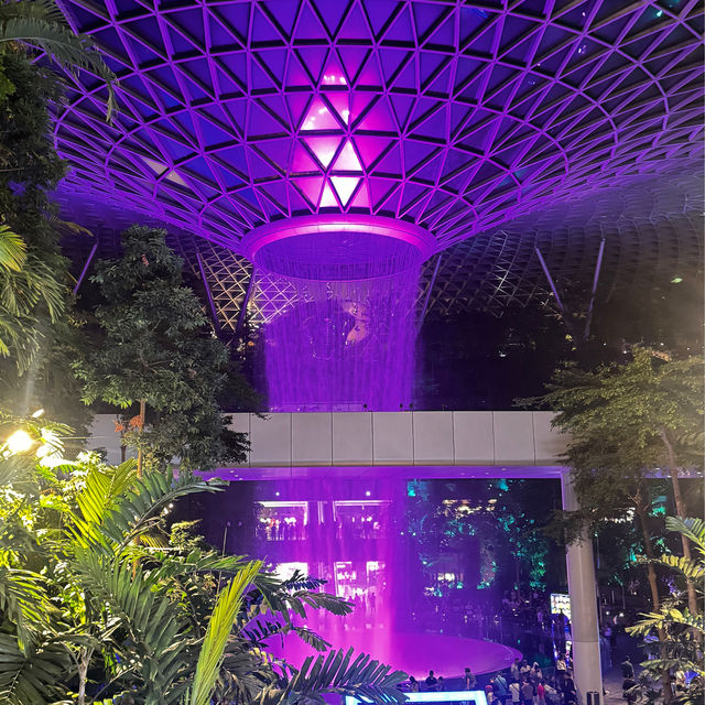 World's tallest indoor waterfall in Jewel Changi 🇸🇬