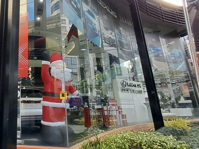 Santa’s cheer awaits on Sukhumvit, even in traffic!