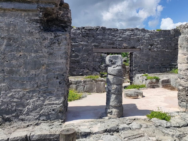 The sea and the ancient building of Tulum