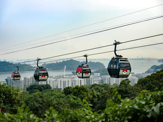 Poké Ball-themed Cable Car!!