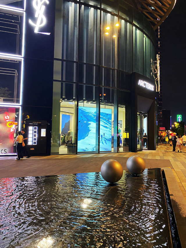 Bustling Guangzhou mall 🛍️🛒