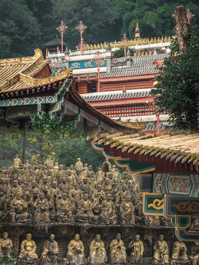 四川彭州有一座雄偉的禪寺，內有800座羅漢塑像群。