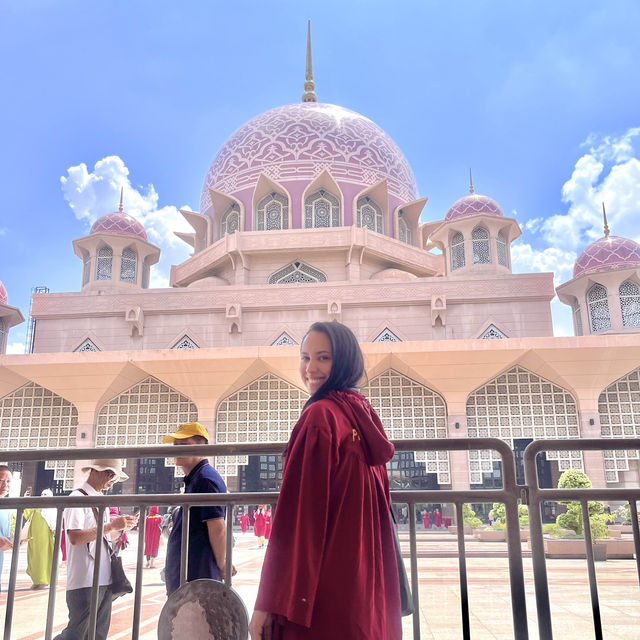 😍 The stunning pink mosque in Kuala Lumpur 🌸