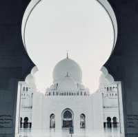 Sheikh Zayed Grand Mosque: Abu Dhabi’s Majestic White Marvel 🕌✨