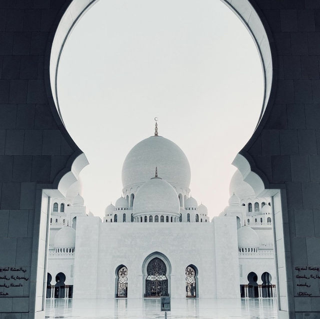 Sheikh Zayed Grand Mosque: Abu Dhabi’s Majestic White Marvel 🕌✨