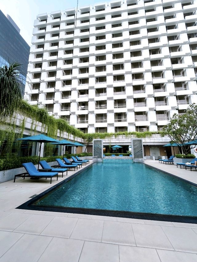 A Great Pool Experience at Holiday Inn Bangkok