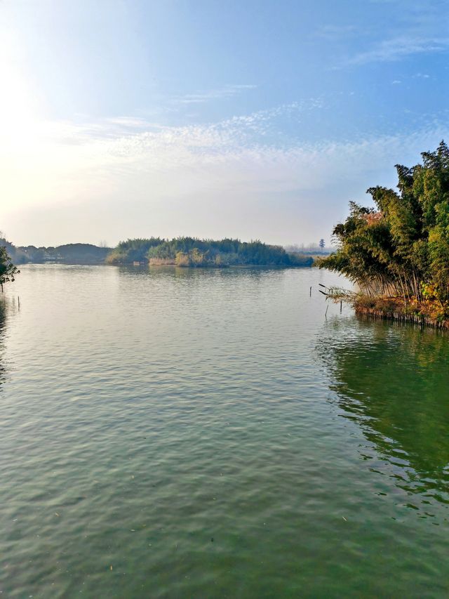 沙家浜．水鄉景中悟烽火，蘆葦蕩裡品傳奇。