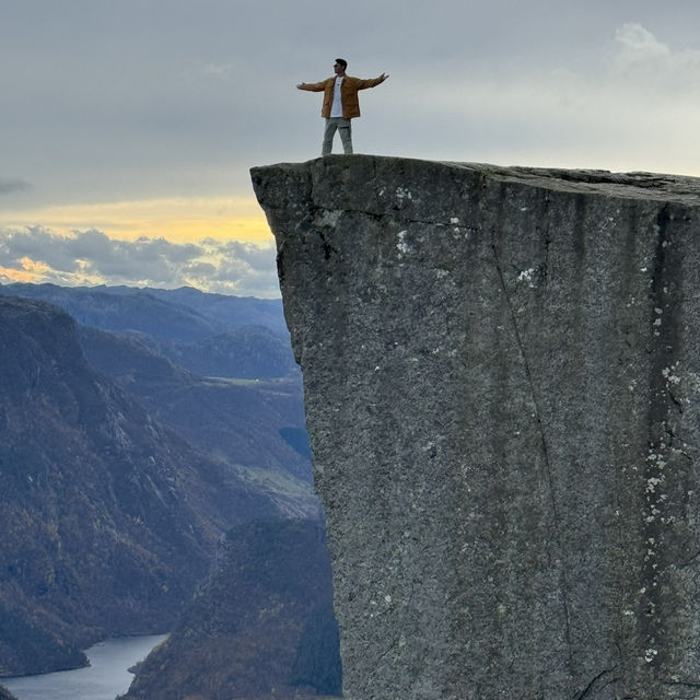 วิวที่หน้าผา Preikestolen จุดชมพระอาทิตย์ตกดิน