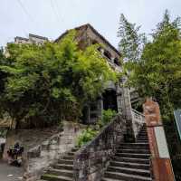 Quaint, labyrinthine place that is worthy of a 2-hour stay. Bring a book or eat sesame dumplings!