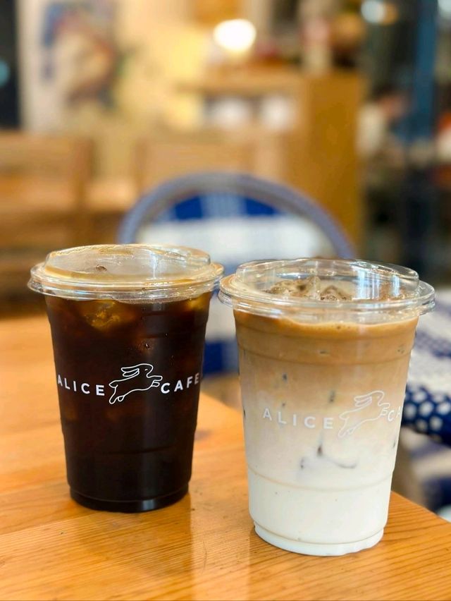 เที่ยวคาเฟ่คริสต์มาส  Alice Cafe ย่านพระนคร