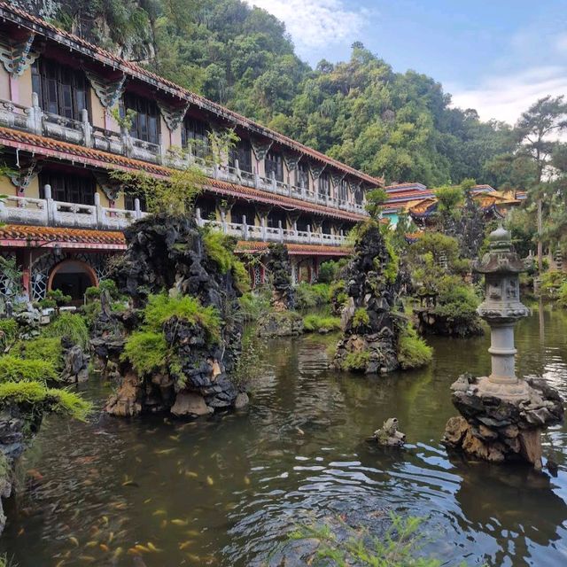 Sam Poh Tong Temple