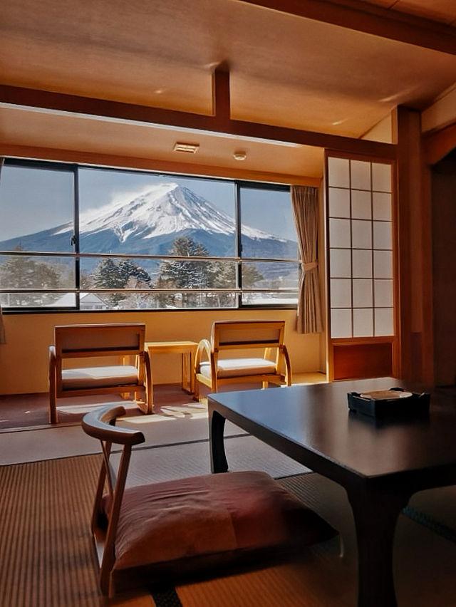 泡住溫泉睇富士山，住喺呢度太 chill 啦。