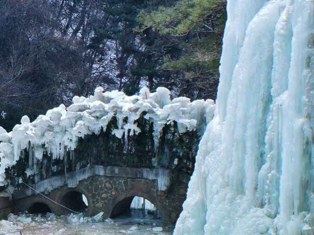 還記得那個「落水成冰」的山崖嗎？