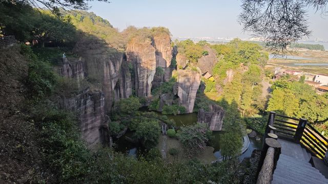 壯觀、神奇的蓮花山燕子岩