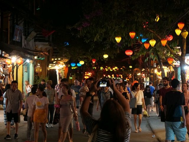 Hoi An Night Market เดินกินเที่ยว ฮอยอัน กลางคืน